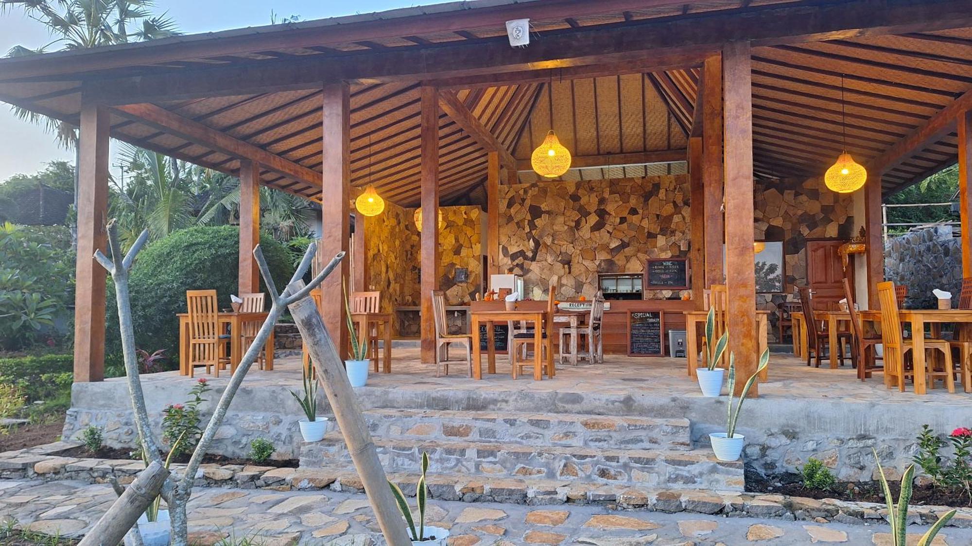 Frangipani Inn & Restaurant Seraya Exterior foto