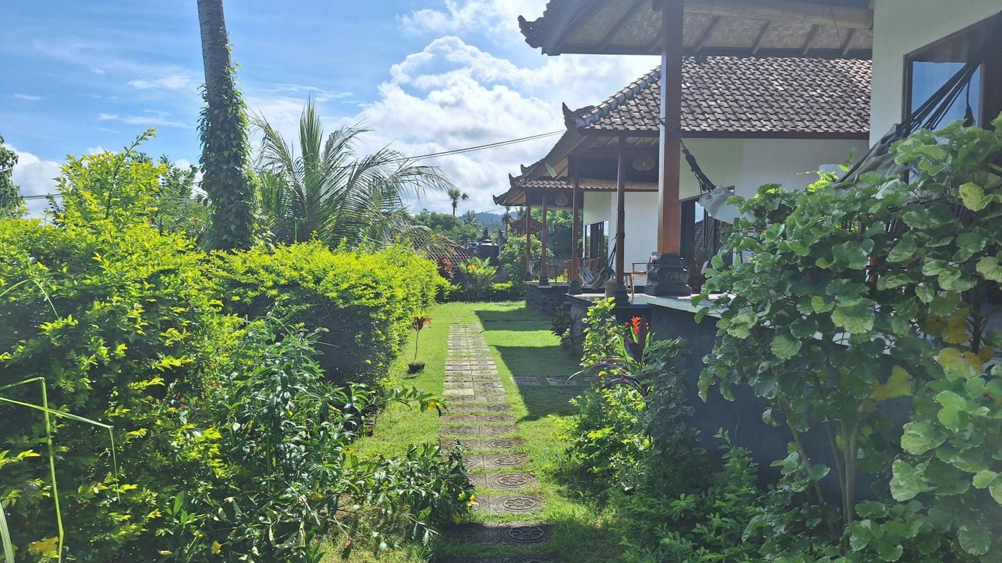 Frangipani Inn & Restaurant Seraya Exterior foto